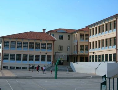 Κλειστά σχολεία σε Πειραιά, Κερατσίνι και Δραπετσώνα λόγω έντονης δυσοσμίας!